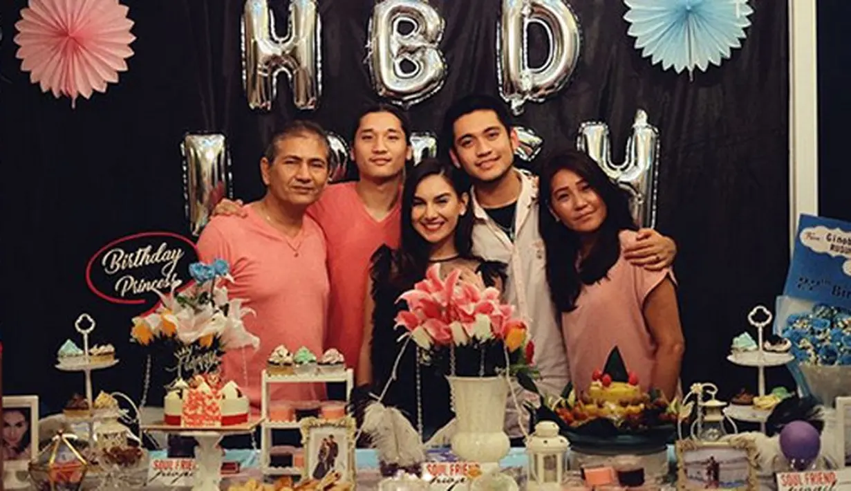 "Kata-kata tidak dapat menggambarkan betapa beruntung dan bersyukur saya memiliki "keluarga" besar yang mendukung saya tumbuh menjadi orang saya hari ini .." lanjutnya. (Instagram/_irishbella_)