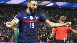 Penyerang Prancis, Karim Benzema berselebrasi usai mencetak gol ke gawang Kazakhstan pada kualifikasi grup D Piala Dunia 2022 di stadion Parc des Princes di Paris, Prancis, Minggu (14/11/2021). Benzema mencetak dua gol dan mengantar Prancis menang telak atas Kazakhstan 8-0. (AP Photo/Michel Euler)