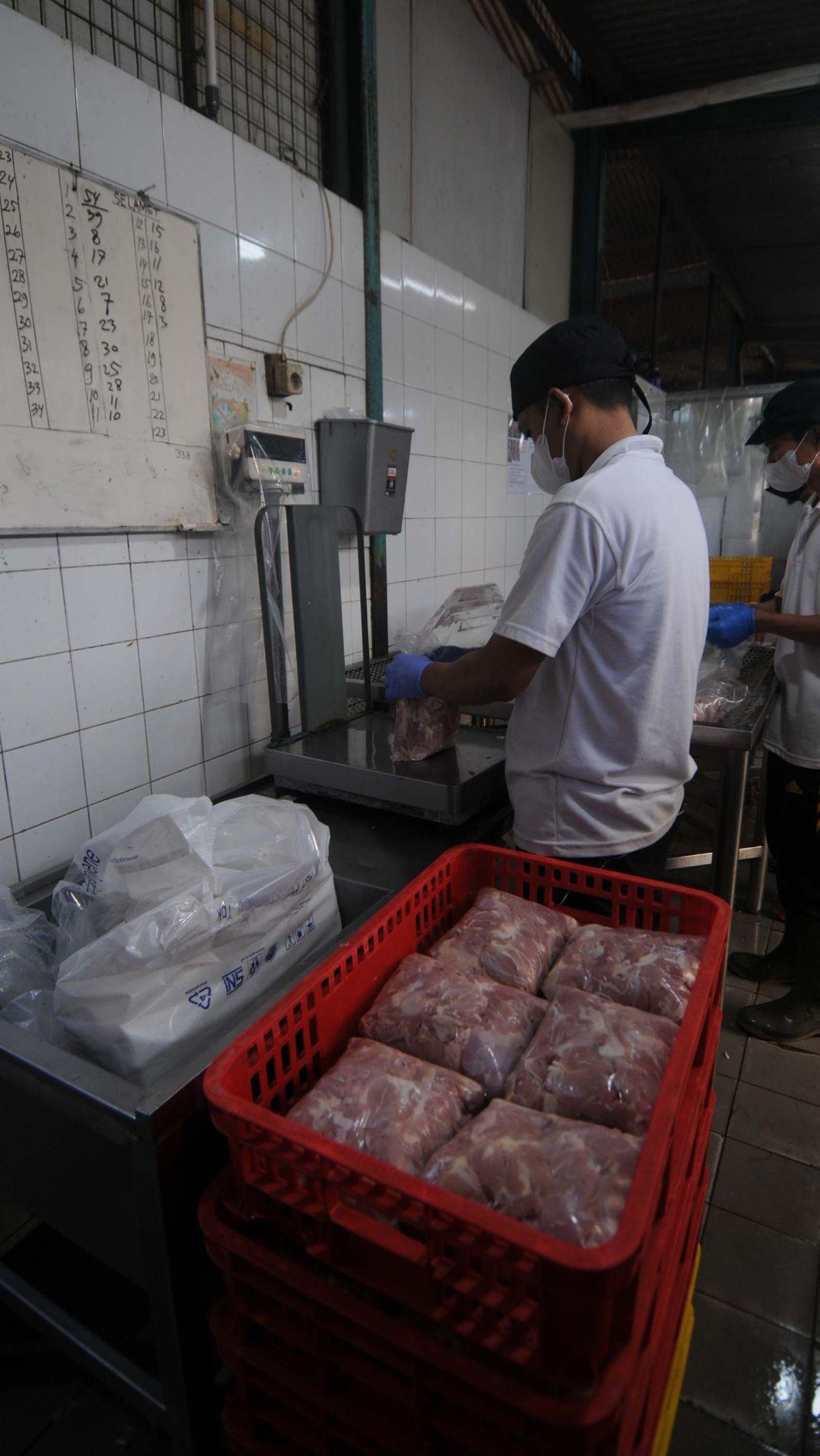 Dalam industrinya, bisnis ayam potong yang kompetitif, memiliki sertifikat halal menjadi nilai tambah yang signifikan.&nbsp;Foto: merdeka.com / Imam Buhori<br>