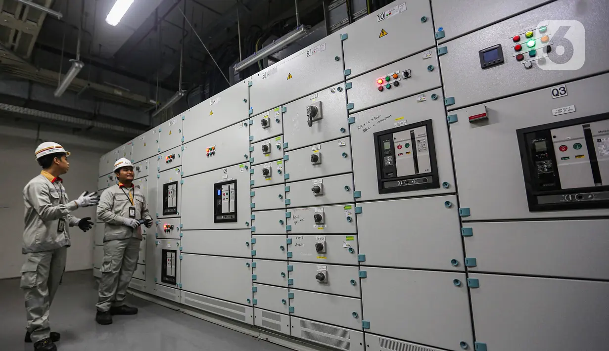 Pekerja melakukan pengecekan Auxiliary Power Sub Station (APSS) yang merupakan pusat kelistrikan kereta Light Rail Transit (LRT) Jakarta di Depo LRT Jakarta Pegangsaan Dua, Jakarta, Rabu (8/5/2024). (Liputan6.com/Angga Yuniar)