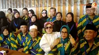 Syahrini Berangkatkan Ibu dan Sesepuh Beribadah Umrah