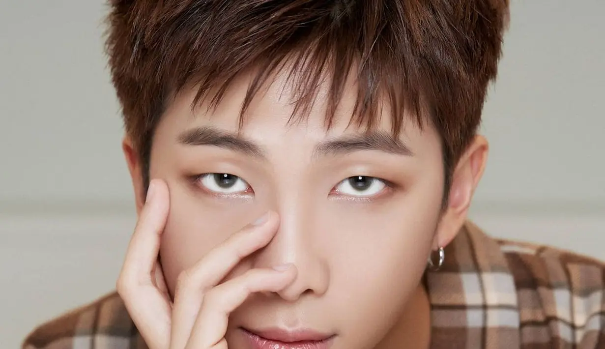Dark brown memberikan vibes innocent pada diri RM/copyright instagram/bts.bighitofficial