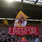 Suporter Liverpool memberikan dukungan saat melawan Wolverhampton pada laga Liga Inggris di Stadion Anfield, Liverpool, Minggu (12/5). Liverpool menang 2-0 atas Wolves. (AFP/Paul Ellis)