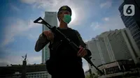 Anggota kepolisian berpatroli keamanan di kawasan Bundaran HI, Jakarta, Rabu (8/4/2020). Tujuannya untuk mengingatkan warga agar mematuhi PSBB dengan tidak keluar rumah tanpa urusan mendesak dan menghindari kerumunan. (Liputan6.com/Faizal Fanani)