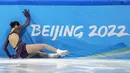 Zhu Yi dari China, jatuh dalam kompetisi skating tim program pendek putri di Olimpiade Musim Dingin 2022, Minggu, 6 Februari 2022, di Beijing. (AP Photo/Natacha Pisarenko)