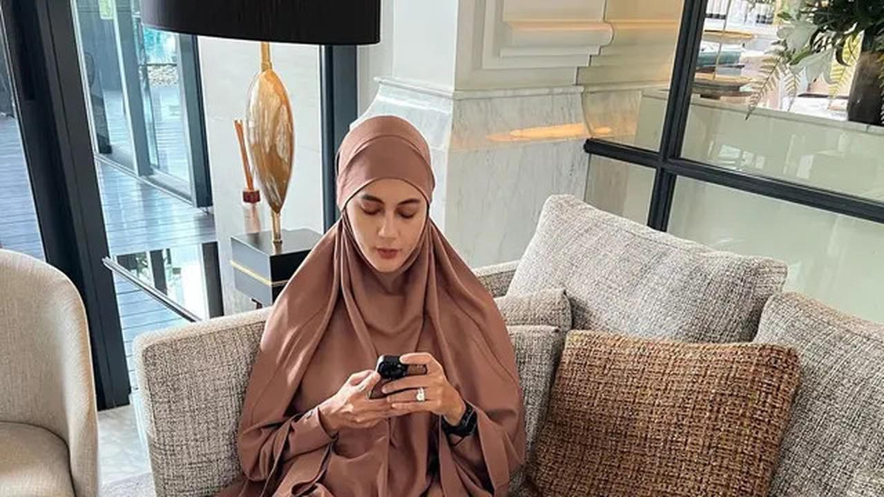 8 Model Gamis Kekinian Paula Verhoeven, Berkelas untuk Wanita dengan Tinggi di Atas 170 cm