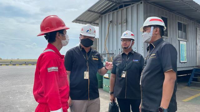 PT Pertamina Patra Niaga - Corporate Sales Regional Jawa Bagian Barat melakukan penyaluran perdana produk Smooth Fluid - (SF 04) kepada Konsumen Halliburton Indonesia selaku Mud Services yg beroperasi di K3S Petronas Lamongan Shore Base.