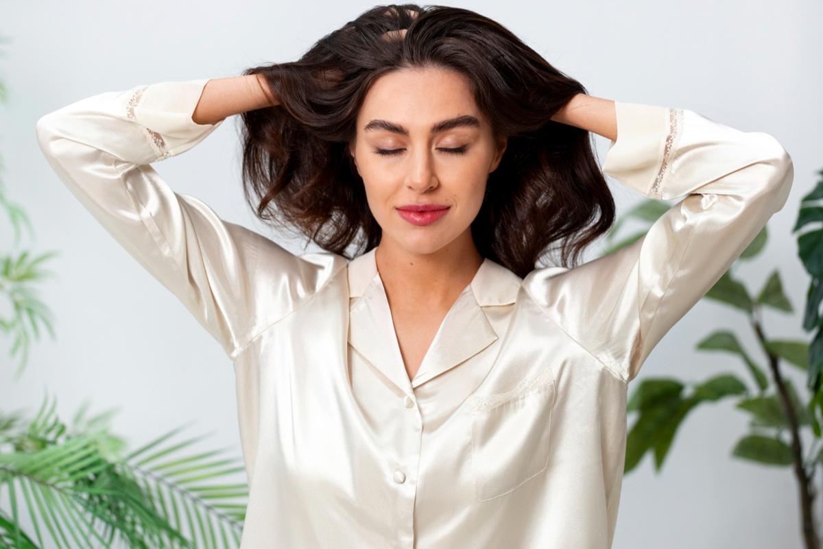 Ilustrasi Memijat Kepala Setelah Memakai Scalp Serum