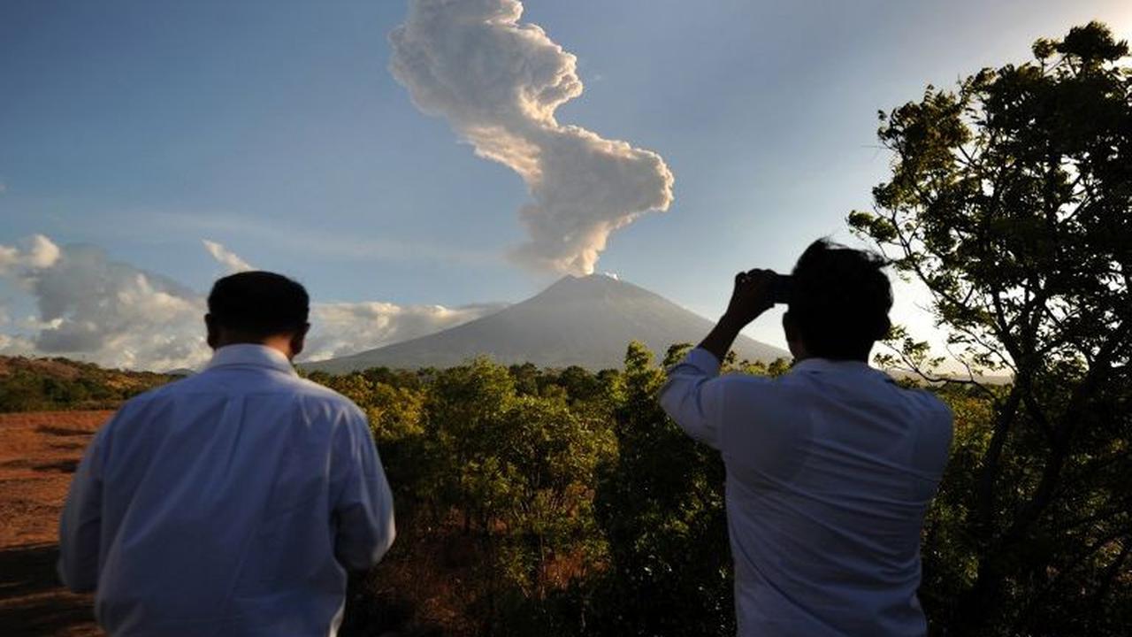 Nasib para guide dan pemandu wisata gunung dan hobi para pendaki gunung menjadi salah satu yang dipertimbangkan terhadap wacana penutupan ini.