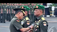 Serah Terima Jabatan (Sertijab) Kepala Staf Angkatan Darat (KSAD) TNI Jenderal Budiman yang diberhentikan oleh Presiden Susilo Bambang Yudhoyono (SBY) ke Letnan Jenderal Gatot Nurmantyo berlangsung khidmat (Liputan6.com/Faizal Fanani)