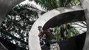 Pekerja membersihkan Monumen Tritura 66 atau juga dikenal dengan Tugu 66 yang akan segera diresmikan di Taman Menteng, Jakarta Pusat, Rabu (21/9/2022). Pemerintah Provinsi DKI Jakarta merelokasi monumen tersebut dari Jalan HR Rasuna Said karena terkena proyek LRT Jabodebek sekaligus memperingati 56 tahun Peristiwa Tritura. (merdeka.com/Iqbal S. Nugroho)