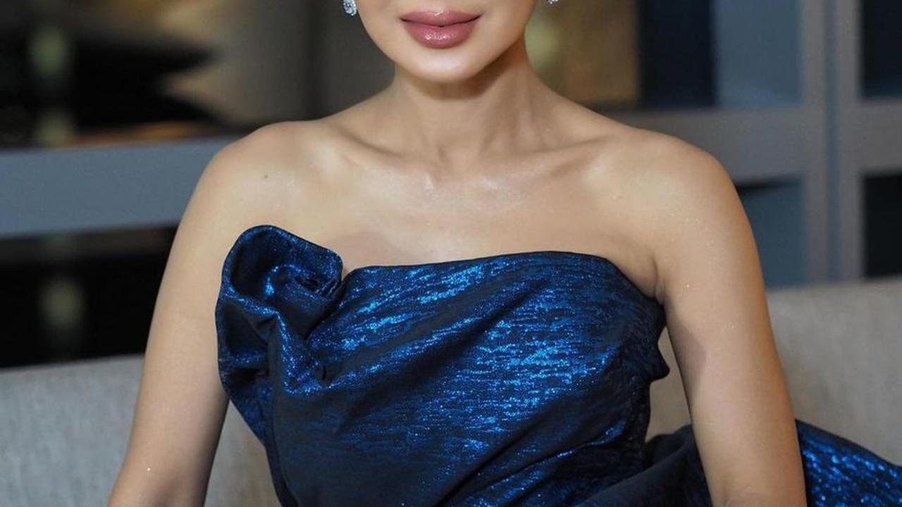 6 Potret Yuni Shara Dipuji Mirip Princess, Tampil Awet Muda Pakai Dress Biru di Usia 52 Tahun
