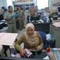 Sejumlah pegawai Pemerintahan Provinsi DKI Jakarta melakukan aktivitas kerja di Balai Kota, Jakarta, Senin (3/7). Mulai Senin (3/7), seluruh instansi pemerintahan masuk kerja usai libur Lebaran. (Liputan6.com/Gempur M Surya)