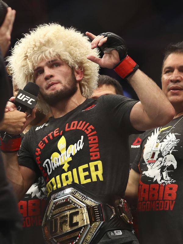 Khabib Nurmagomedov memberikan keterangan setelah menang melawan Dustin Poirier dalam pertarungan UFC 242 di Mal Yas di Abu Dhabi, Uni Emirat Arab (7/9/2019).Ini merupakan kemenangan Khabib Nurmagomedov setelah mengalahkan Conor McGregor, 6 Oktober 2018. (AP Photo/ Mahmoud Khaled)