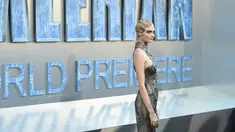 Model Cara Delevingne tiba saat menghadiri pemutaran perdana film terbarunya, Valerian and the City of a Thousand Planets di Los Angeles, AS (17/7). Model 24 tahun ini tampil dengan gaun tembus pandang perak. (Photo by Jordan Strauss/Invision/AP)