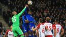 Aksi kiper West Bromwich, Boaz Myhill menghalau bola dari sundulan pemain Leicester City, Wilfred Ndidi pada laga Premier League di King Power Stadium, Leicester, (16/10/2017). Leicester bermain imbang 1-1. (AFP/Lindsey Parnaby)