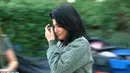 Kylie tak bisa menahan air matanya ketika Khloe memberitahu perihal kehamilannya. Ekspresi Kylie Jenner pun sangat menyentuh. (E! Network)