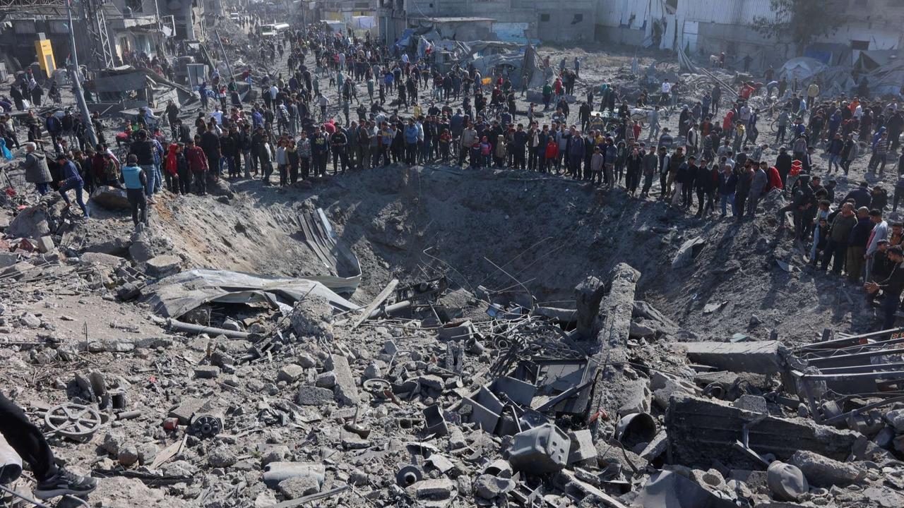 Penampakan Kawah Menganga di Tengah Permukiman Warga Jalur Gaza Imbas Serangan Israel