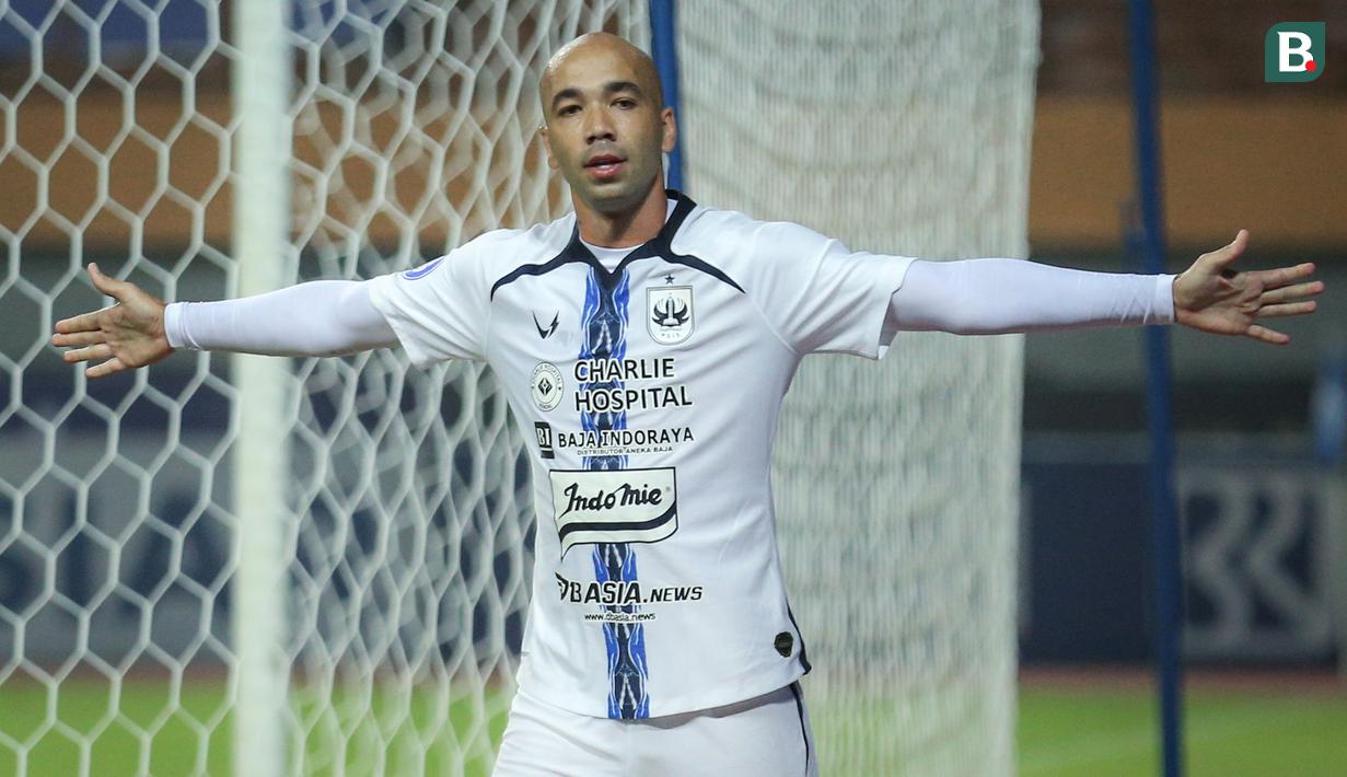 Pemain PSIS Semarang, Bruno Silva melakukan selebrasi usai mencetak gol kedua timnya ke gawang Persebaya Surabaya dalam laga pekan ke-6 BRI Liga 1 2021/2022 di Stadion Wibawa Mukti, Cikarang, Minggu (03/10/2021). (Bola.com/Bagaskara Lazuardi)