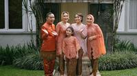 Kebaya yang dikenakan Ayu Ting Ting ini satu seragam dengan putrinya Bilqis Khumairah Razak dan sang ibunda, Umi Kalsum. (Instagram/brideseries).