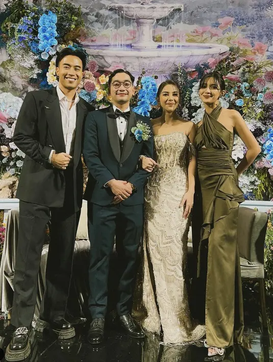 Sheila juga tampil seksi sebagai bridesmaid. Potongan dress bergaya halter disertai aksen draperry membuatnya begitu memukau.  [Foto: Instagram/ Vidi Aldiano]