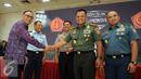 Panglima TNI, Jenderal TNI Gatot Nurmantyo bersalaman dengan Hasani Abdulgani jelang bergulirnya turnamen Jenderal Sudirman Cup di Mabes TNI, Jakarta, Senin (26/10/2015).Turnamen ini akan diikuti 15 tim profesional. (Liputan6.com/Helmi Fithriansyah)