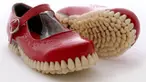 Kini, sepatu tidak sekedar menjadi kebutuhan pelengkap fashion. Banyak sepatu unik dengan harga yang tidak biasa ditawarkan dengan jaminan prestis pada pemakainya. Salah satu contoh, sepatu dengan implan gigi ini, 