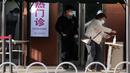 Pengunjung klinik mencari disinfektan, Beijing, China, Kamis (15/12/2022). Seminggu setelah China melonggarkan beberapa tindakan pengendalian COVID-19 yang paling ketat di dunia, ketidakpastian masih ada mengenai arah pandemi di negara dengan jumlah penduduk terpadat di dunia tersebut. (AP Photo/Ng Han Guan)