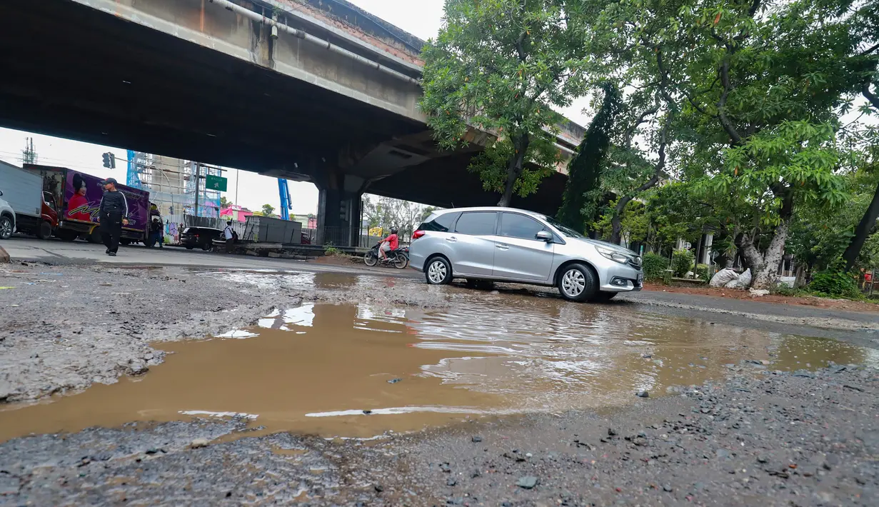 Kerusakan terlihat di sejumlah titik berupa lubang yang mengganggu kelancaran lalu lintas. Tampak dalam foto, sejumlah pengendara melewati jalan rusak di Jalan Gedong Panjang, Penjaringan Jakarta Utara, Selasa (3/2/2026). (merdeka.com/Arie Basuki)