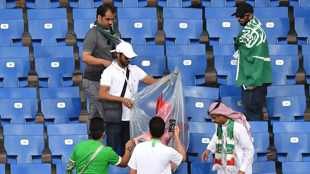Aksi Suporter Pungut Sampah di Stadion