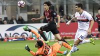 Gelandang AC Milan, Matias Fernandez, mencetak gol ke gawang kiper Genoa, Eugenio Lamanna. Gol Matias Fernandes menjadi gol satu-satunya dalam pertandingan tersebut. (AP/Antonio Calanni)