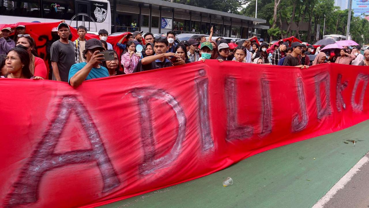 FOTO: Bawa Spanduk 'Adili Jokowi', Ratusan Pengunjuk Rasa Geruduk Polda Metro Jaya