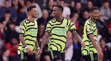 Pemain Arsenal Ben White (kiri) merayakan gol keempat timnya dalam pertandingan sepak bola Liga Inggris melawan Bournemouth di Stadion Vitality, Bournemouth, Inggris, Sabtu (30/9/2023). (Robbie Stephenson/PA via AP)