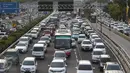 Suasana kemacetan di tol dalam kota Jakarta, Jumat (23/12). Jelang akhir pekan serta libur Natal, kemacetan jam pulang kerja di jalan protokol Ibu Kota menjadi semakin parah.(Liputan6.com/Immanuel Antonius)