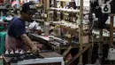 Pekerja mengerjakan pembuatan sepatu di Sentra Alas Kaki OB Shoes, Depok, Selasa (1/3/2022). Berdasarkan data Asosiasi Persepatuan Indonesia (Aprisindo), industri alas kaki mencatatkan nilai ekspor sebesar Rp 87,4 triliun sepanjang 2021 atau naik mencapai 28 persen. (Liputan6.com/Johan Tallo)