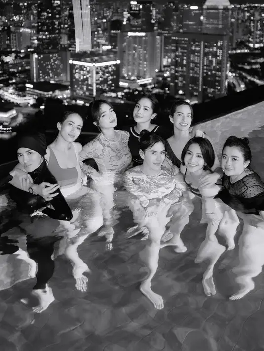 Di samping itu, penampilan Fuji dalam balutan baju renang juga tak luput dari sorotan. 
Tante Gala itu mengenakan swimwear bodysuit dengan motif warna-warni. [@fuji_an]