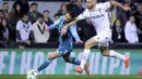Pemain Real Betis, Antony (kiri) berebut bola dengan pemain Vitoria Guimaraes, Tomas Ribeiro dalam laga leg 2 babak 16 besar Conference League yang berlangsung di D Afonso Henriques Stadium, Portugal, Jumat (14/03/2025) dini hari WIB. (AP Photo/Luis Vieira)