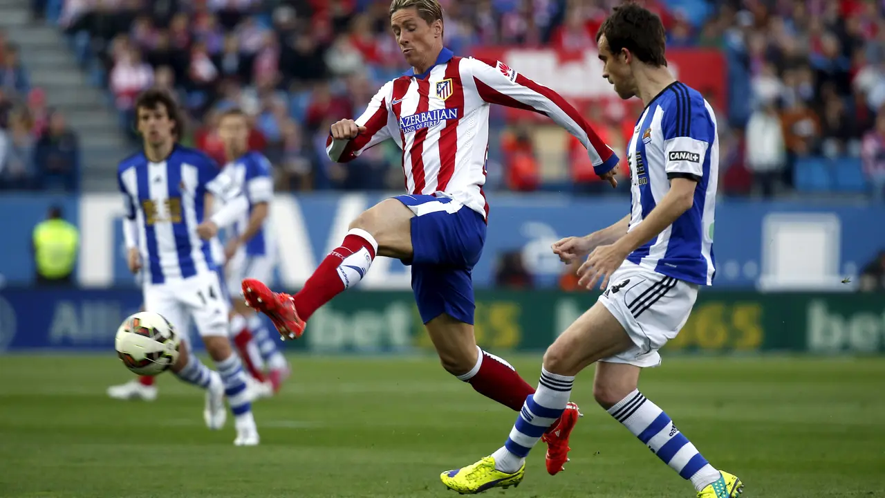 Fernando Torres berhadapan dengan Mikel Gonzalez