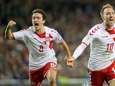 Pemain Denmark, Christian Eriksen (kanan) merayakan golnya ke gawang Irlandia pada laga leg kedua kualifikasi Piala Dunia 2018 di Aviva Stadium, Dublin, (14/11/2017). Denmark menang 5-1. (AFP/Paul Faith)
