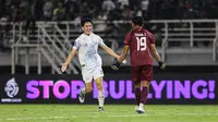 Pemain PSIM Yogyakarta,&nbsp;Yusaku Yamadera (kiri) menghapiri rekan satu timnya, Cahya Supriadi usai menang melawan Persebaya Surabaya&nbsp;pada BRI Super League 2025/2026 di Stadion Gelora Bung Tomo, Surabaya,&nbsp;Jumat (8/8/2025). (Bola.com/Abdul Aziz)&nbsp;