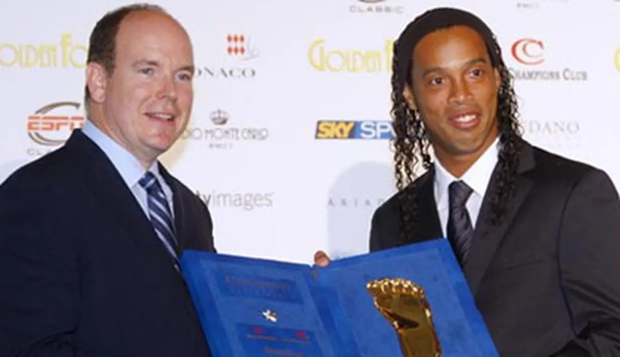 Penyerang AC Milan asal Brasil, menerima pengharagaan Golden Foot 2009 dari Pangeran Albert II di Monaco, 12 Oktober 2009. AFP PHOTO/VALERY HACHE