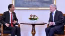 Presiden Jokowi saat bertemu dengan Presiden Jerman Joachim Gauck, Jerman, Senin (18/4). Jokowi dan Joachim Gauck juga bertukar pikiran ihwal isu-isu perdamaian dan keamanan di masing masing kawasan. (Biro Pers Setpres)