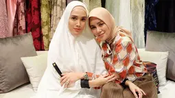 Tampil natural dengan hijab putih saat berfoto bersama Olla Ramlan, penampilan Ussy ini sukses mencuri perhatian. Tak sedikit warganet dibuat pangling dengan parasnya yang kian menawan dengan hijab.(Liputan6.com/IG/@ussypratama)