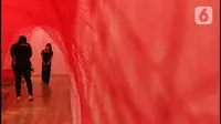 Pengunjung melihat karya seni instalasi yang ditampilkan dalam pameran bertajuk The Soul Trembles di Museum Modern and Contemporary Art in Nusantara (MACAN), Jakarta, Selasa (3/01/2023). Pameran tunggal karya perupa asal Jepang, Chiharu Shiota itu akan dibuka untuk publik mulai 26 November 2022 hingga 20 April 2023. (Liputan6.com/Herman Zakharia)