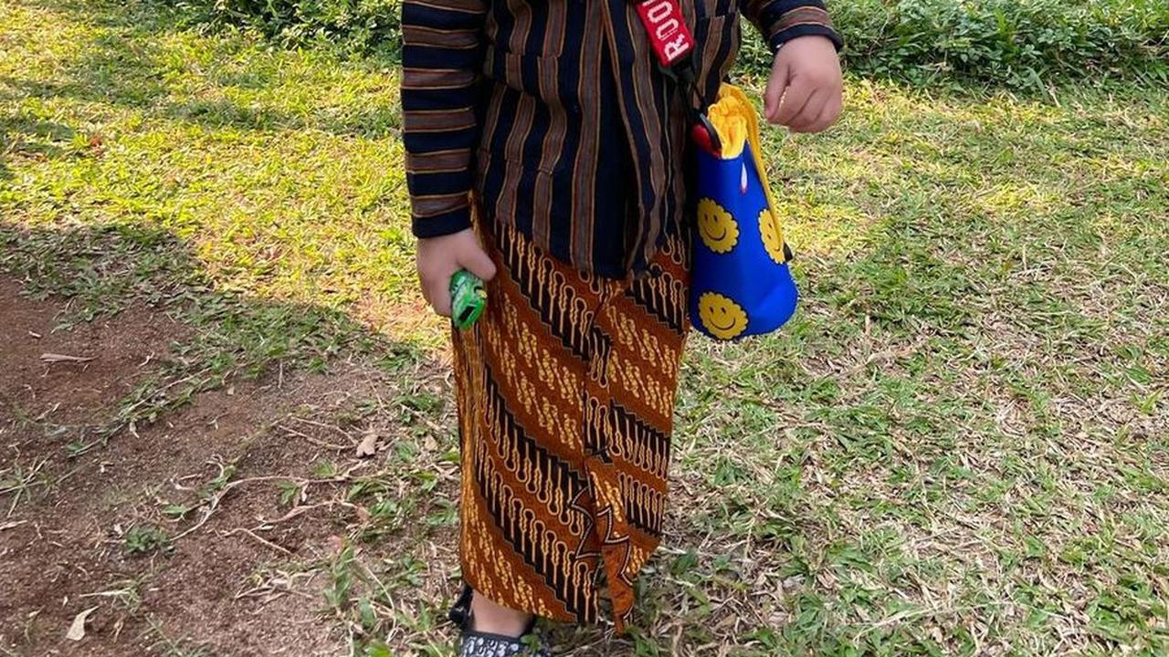Penampilan adat Jawa Rayyanza semakin sempurna dengan tambahan blangkon yang bermotif senada dengan bawahan batiknya.<br><br>