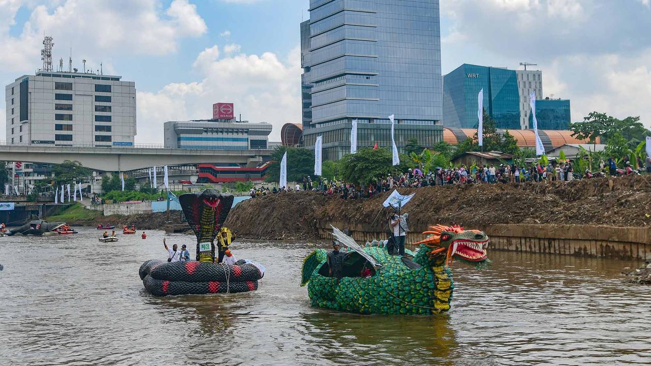 Foto: Seru! Festival Perahu Daur Ulang Hiasi Ciliwung, 43 Perahu Melaju dari Sampah Plastik