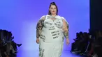 Tess Holliday, model dan aktivis bertubuh gemuk, berjalan di catwalk untuk show Chromat selama New York Fashion Week 2019 pada 7 September 2019. Model berbobot tubuh 137 kg tersebut tampil percaya diri mengenakan gaun panjang putih. (Photo by Angela Weiss / AFP)