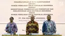 Ketua KPU Arief Budiman bersama Menteri PPPA Yohana Yembise dan Direktur Integrasi Logistik PT Pos Indonesia (Persero) Barkah Hadimoeljono saat penandatanganan nota kesepahaman di Gedung KPU, Jakarta, Rabu (30/5). (Liputan6.com/JohanTallo)