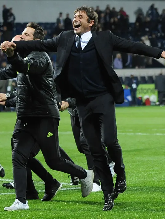Kegembiraan Antonio Conte usai pertandingan melawan West Bromwich Albion di Liga Inggris di Hawthorns (12/5). Bagi Chelsea, ini merupakan gelar keenam atau yang kelima di era Premier League. (AP Photo/Rui Vieira)