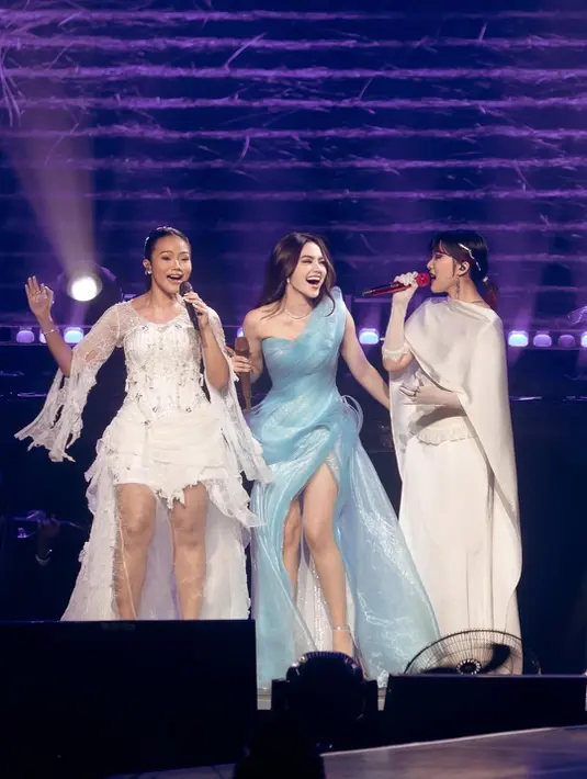 Duet bareng Yura Yunita dan Isyana Sarasvati, Mahalini Raharja menjelma jadi Cinderella di atas panggung. Mahalini kembali kenakan one shoulder dress dari Wiki Wu dengan aksen Draperry 3D berwarna sky blue [@mahaliniraharja]